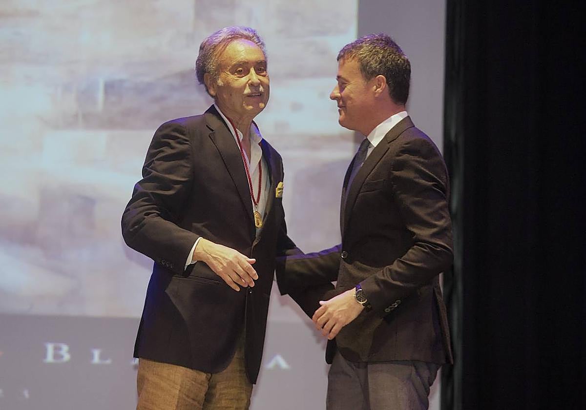 El pintor Pedro Cano, tras recibir el reconocimiento de manos del alcalde de Blanca, Pedro Luis Molina.