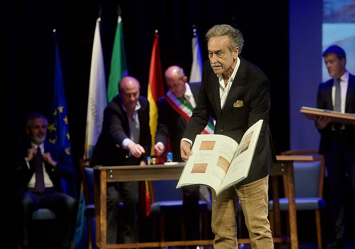 Pedro Cano recibe la Medalla de Oro de Blanca