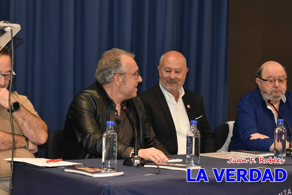 El poemario «Partituras del corazón» llena de emociones la Casa de Cultura de Caravaca