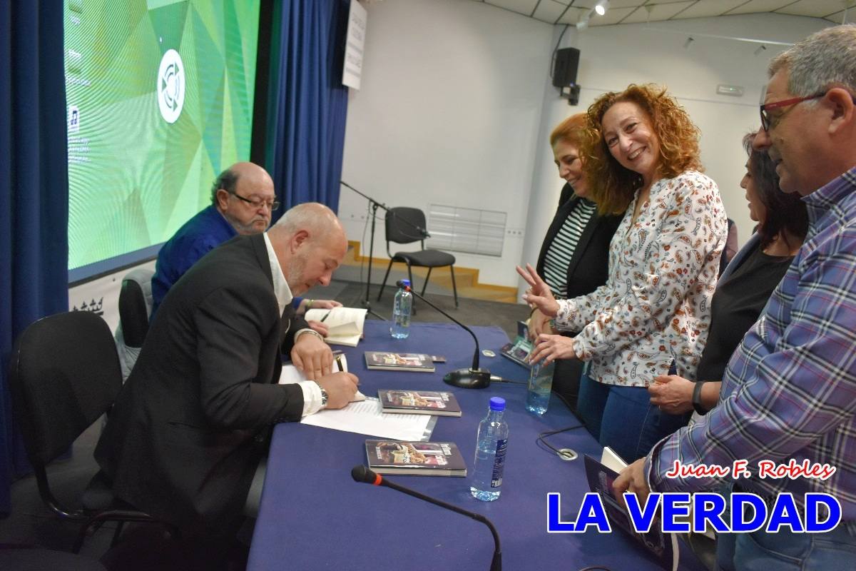 El poemario «Partituras del corazón» llena de emociones la Casa de Cultura de Caravaca