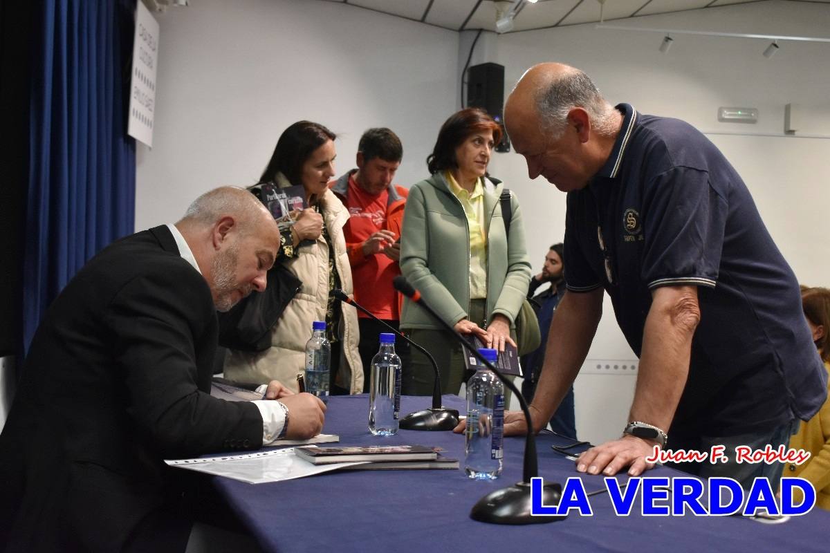El poemario «Partituras del corazón» llena de emociones la Casa de Cultura de Caravaca