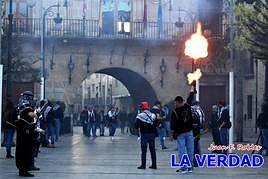 Un Abul Khatar dispara su trabuco en la plaza del Arco
