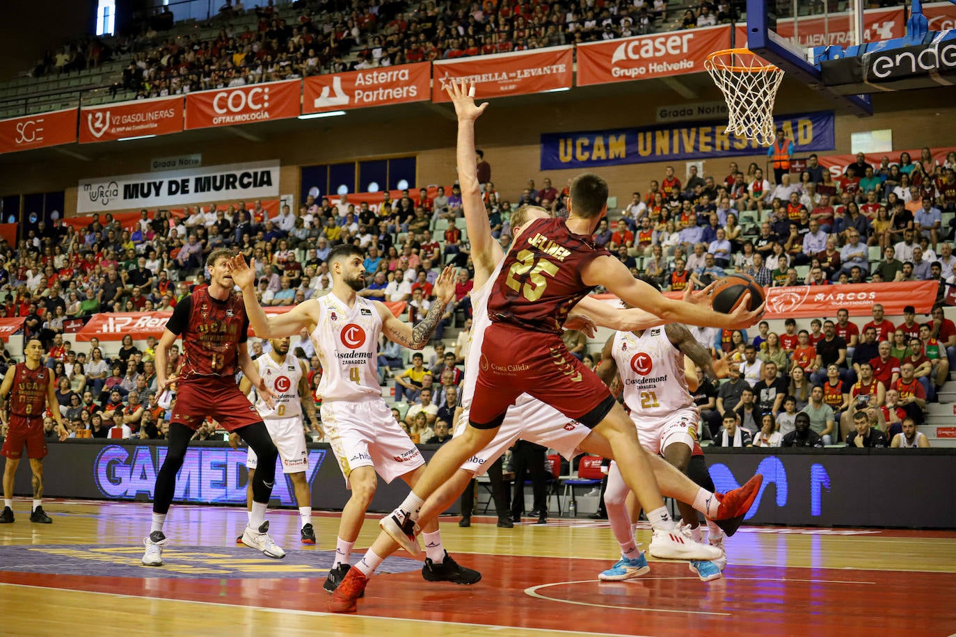 Las imágenes del partido entre el UCAM Murcia y el Zaragoza