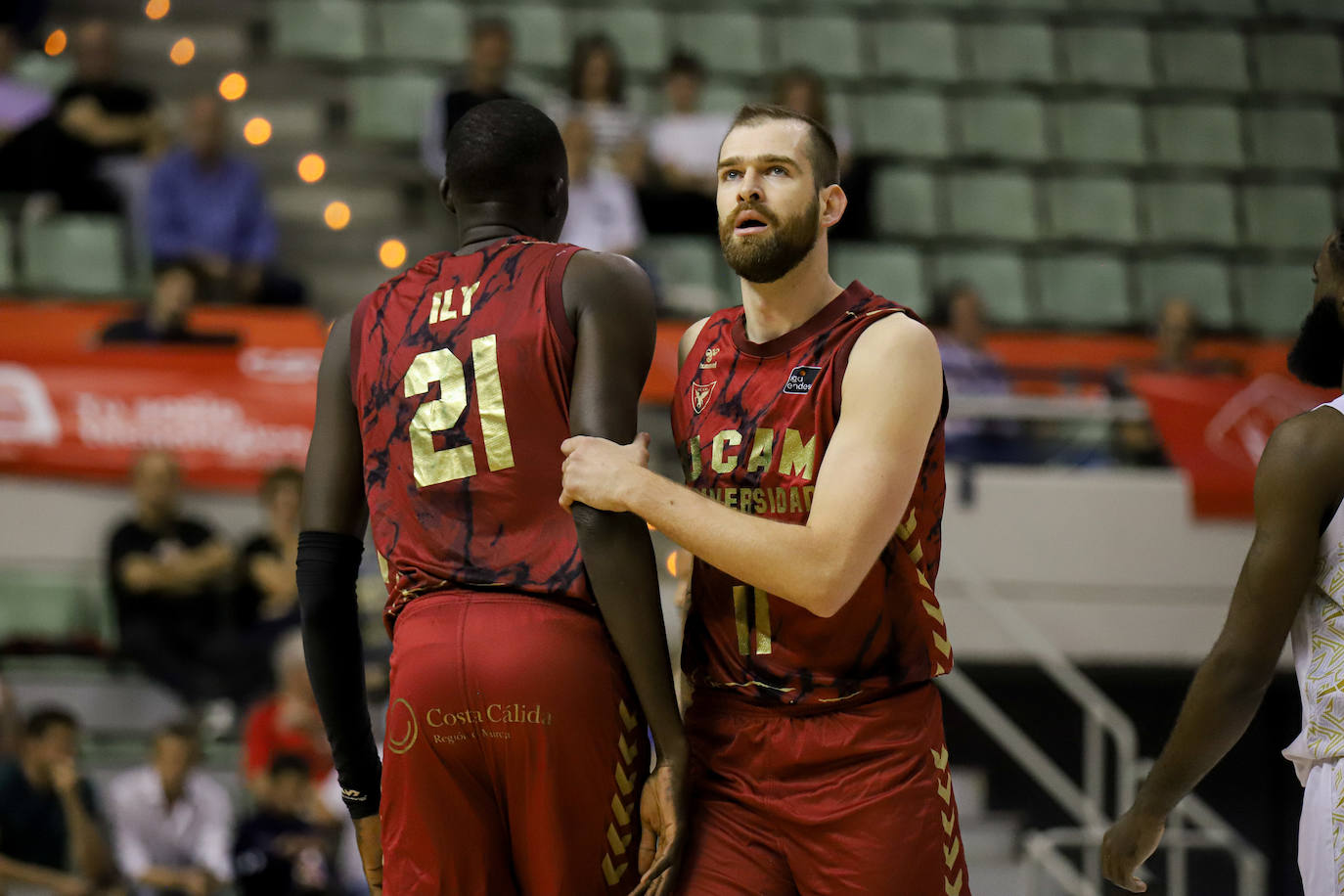 Las imágenes del partido entre el UCAM Murcia y el Zaragoza