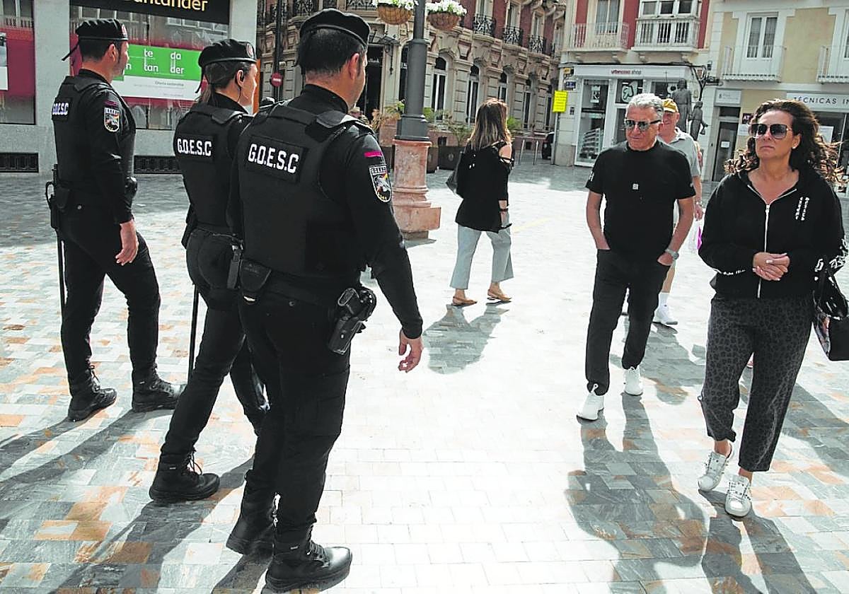Tres agentes del grupo especial de la Policía Local, patrullando por la plaza San Sebastián.