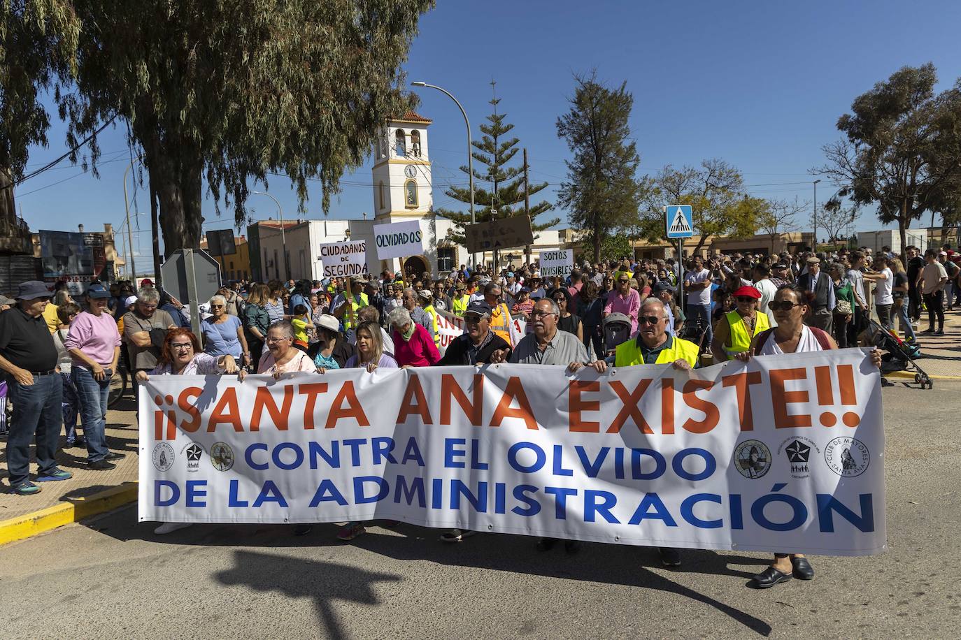 Los vecinos de Santa Ana exigen en la calle más servicios e infraestructuras