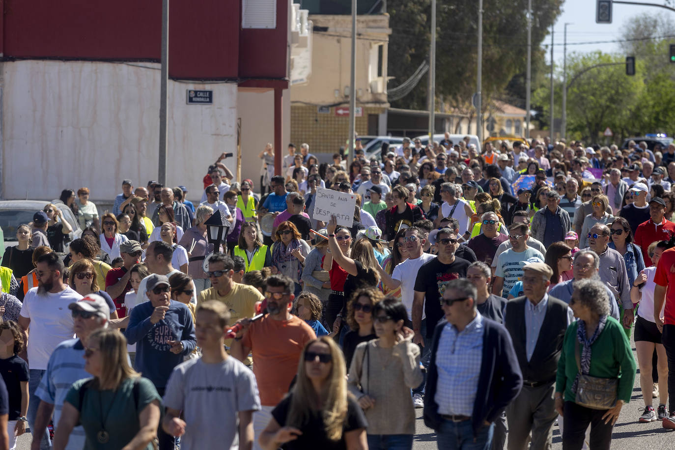 Los vecinos de Santa Ana exigen en la calle más servicios e infraestructuras