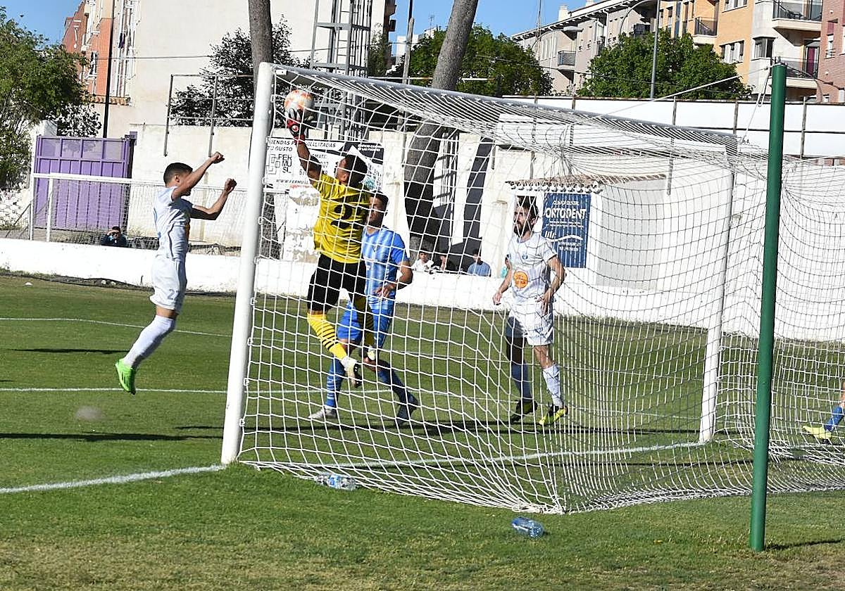 Irureta desvía el balón que se colaba por la escuadra.