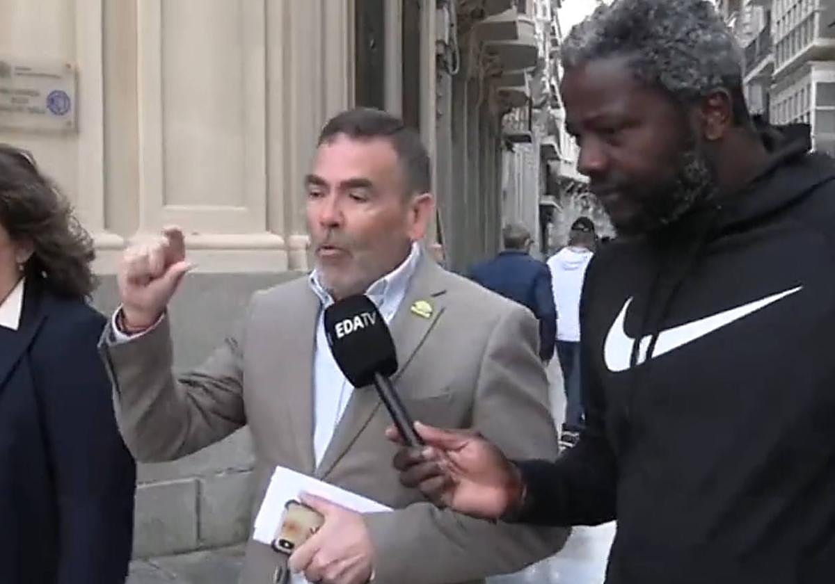 José López explicando la receta del café asiático.