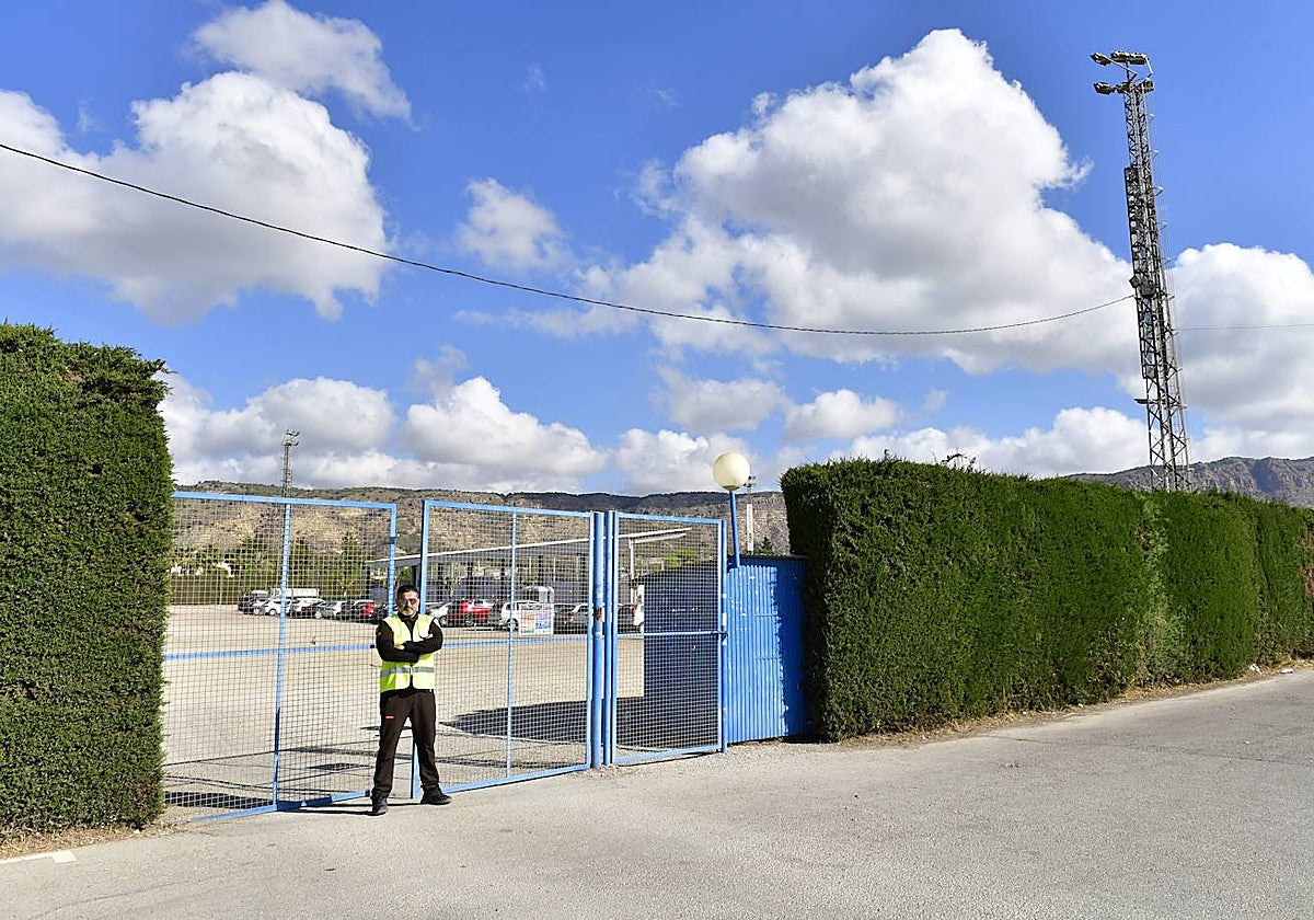 Un vigilante de seguridad, este martes, en la puerta de entrada al entrenamiento del Alhama.