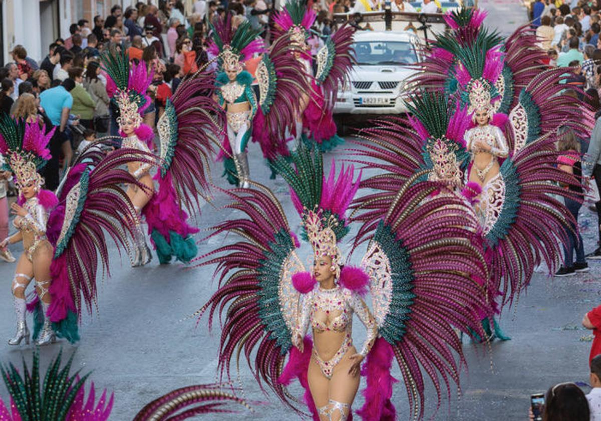 Desfile de carrozas de Blanca.