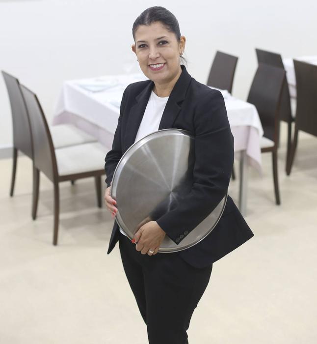 Ángela Marulanda y su inseparable compañera de faenas, la bandeja, en el CCT.