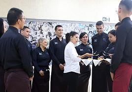 Ángela Marulanda, en plena clase con sus alumnos del Centro de Cualificación Turística (CCT), en Murcia, esta semana.