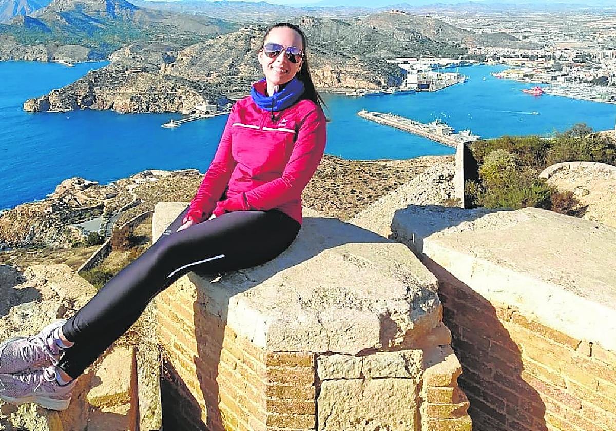 Desde San Julián. Mari Arroyo, con el Puerto de Cartagena al fondo.