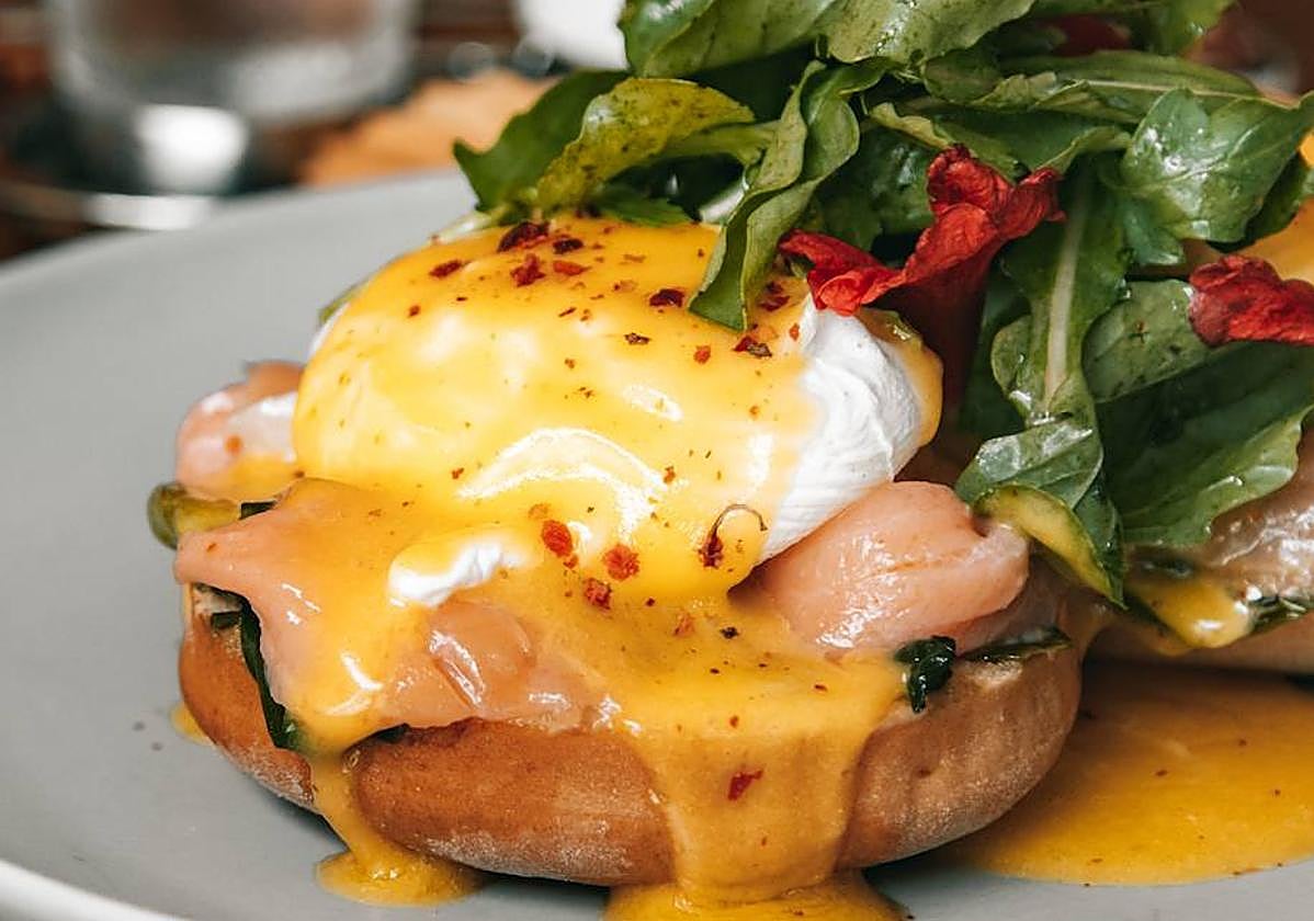 Imagen de un plato de huevos benedictinos.