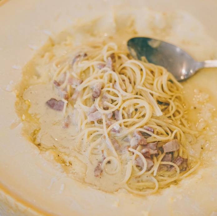 Pasta carbonara en queso parmesano.