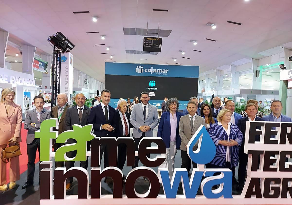 El consejero Antonio Luengo (centro), junto a autoridades e invitados, en la inauguración de Fame Innowa, ayer.