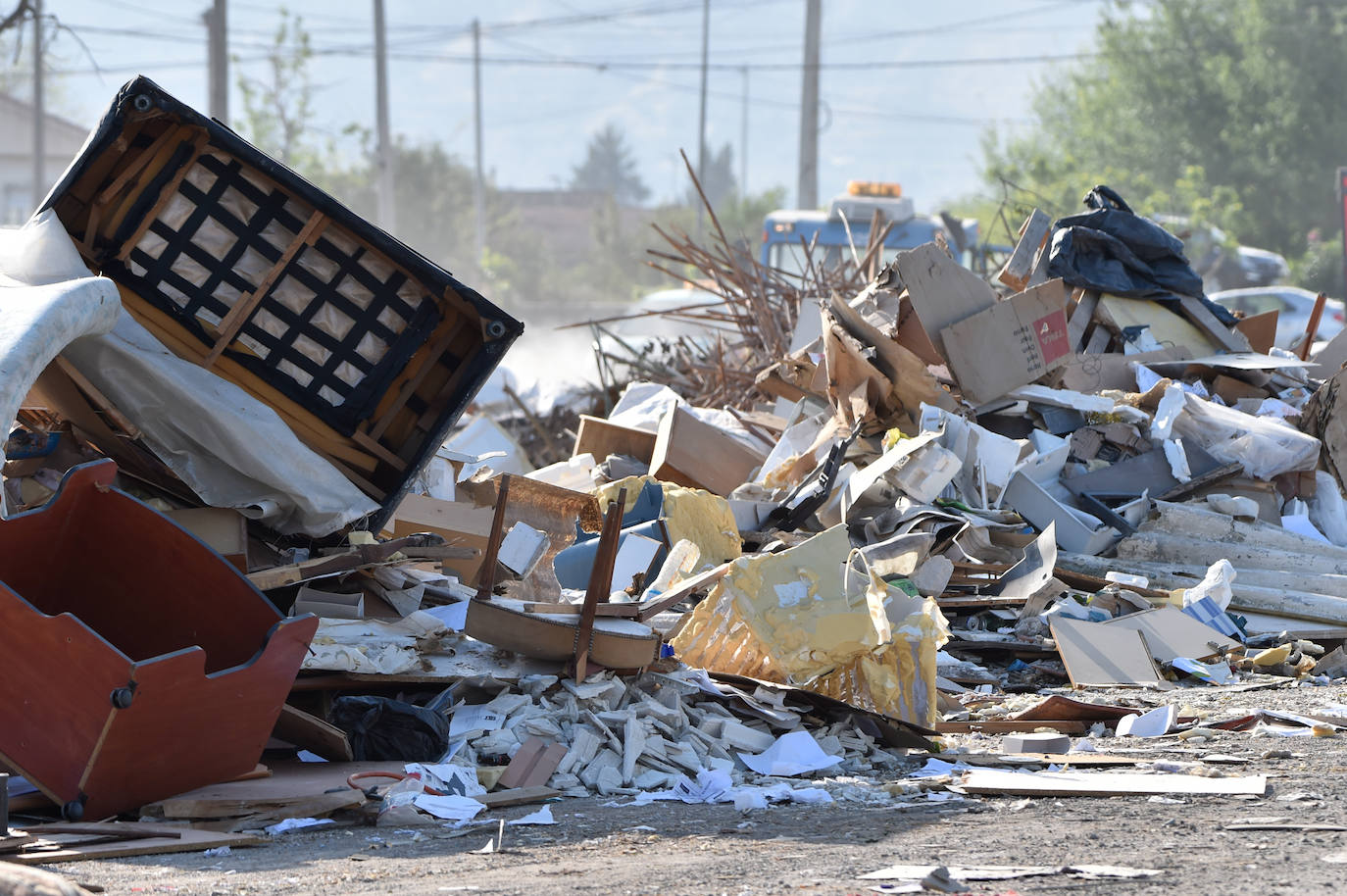 Retirada de basura en el vertedero ilegal de La Azacaya de Murcia