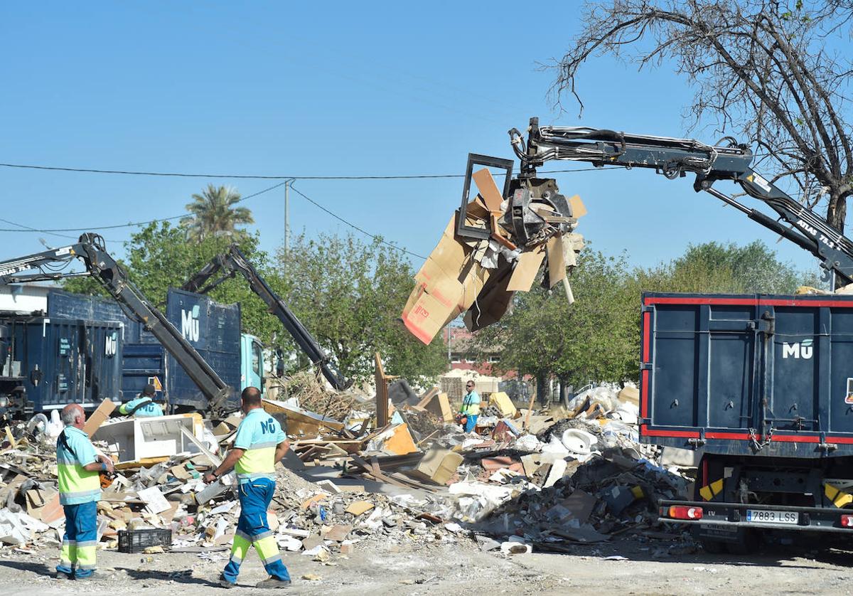 Retirada de basura en el vertedero ilegal de La Azacaya de Murcia