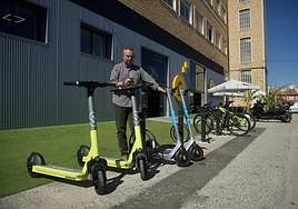 Dos de los modelos de patinete eléctrico que se podrán ver desde hoy en las calles de Murcia con la puesta en marcha del servicio.
