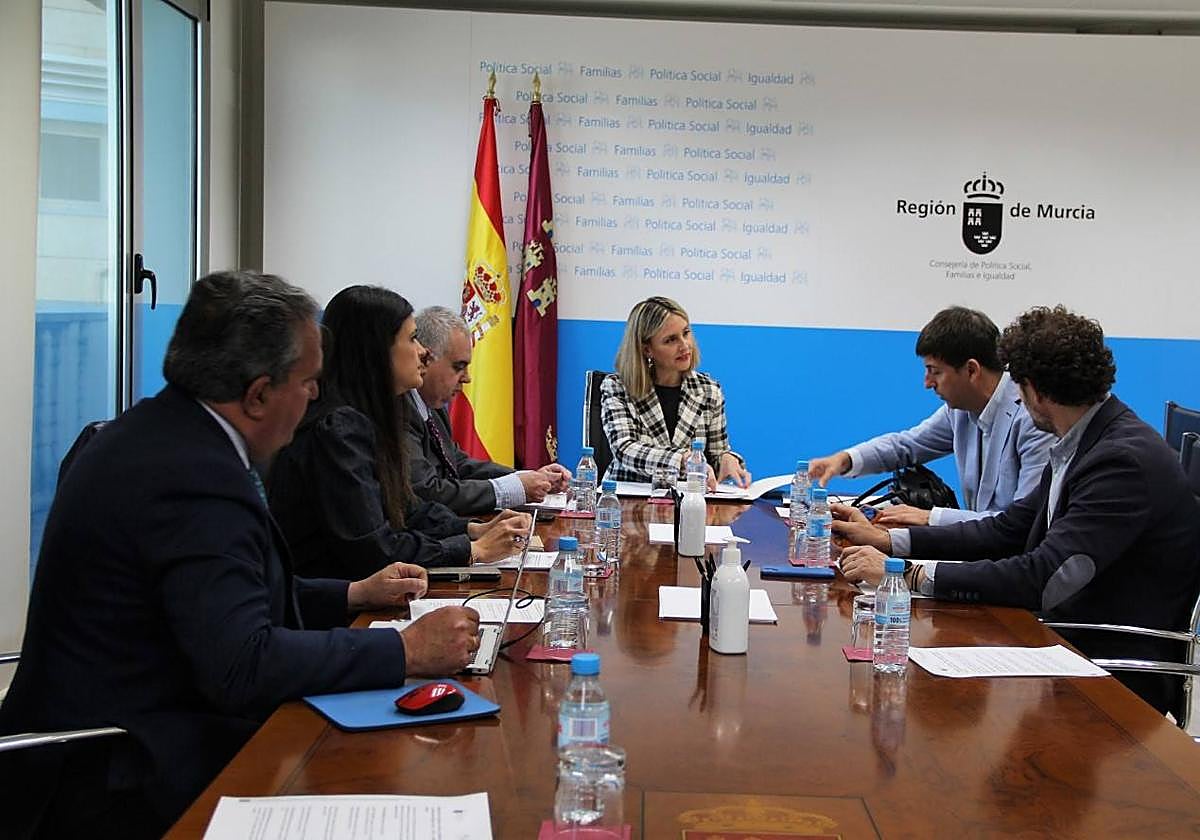La consejera de Política Social, Familias e Igualdad, Conchita Ruiz Caballero, con los miembros del Patronato de la Fundación Murciana para la Tutela y Defensa Judicial de Adultos.