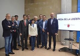 / El consejero de Fomento e Infraestructuras, José Ramón Díez de Revenga, junto con la directora general de Movilidad y Litoral, Marina Munuera, y los representantes de empresas de transporte de la Región.