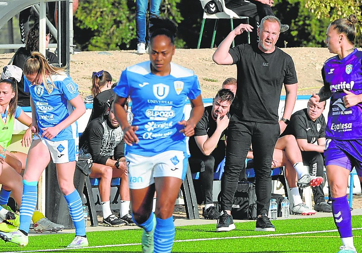 Randri da instrucciones a sus jugadoras desde la banda en el Alhama-Tenerife jugado el pasado 7 de marzo.