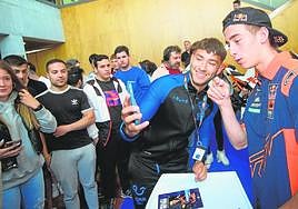 Pedro Acosta atiende a sus admiradores en el Encuentro con deportistas de élite de la Región, ayer en el Auditorio Víctor Villegas.