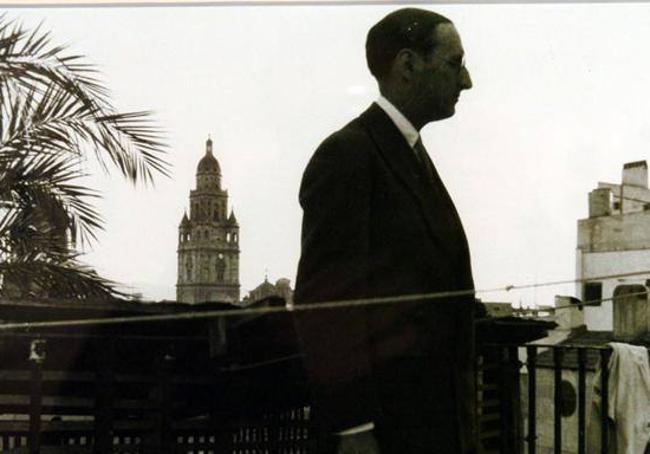 Palacio de Ordoño. En la terraza de su casa de Murcia en 1926, en una foto en la que se aprecia la torre de la Catedral de Murcia, captado por el objetivo de Juan Guerrero Ruiz.