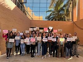 Los administrativos se manifiestan a las puertas del Juzgado de Orihuela.