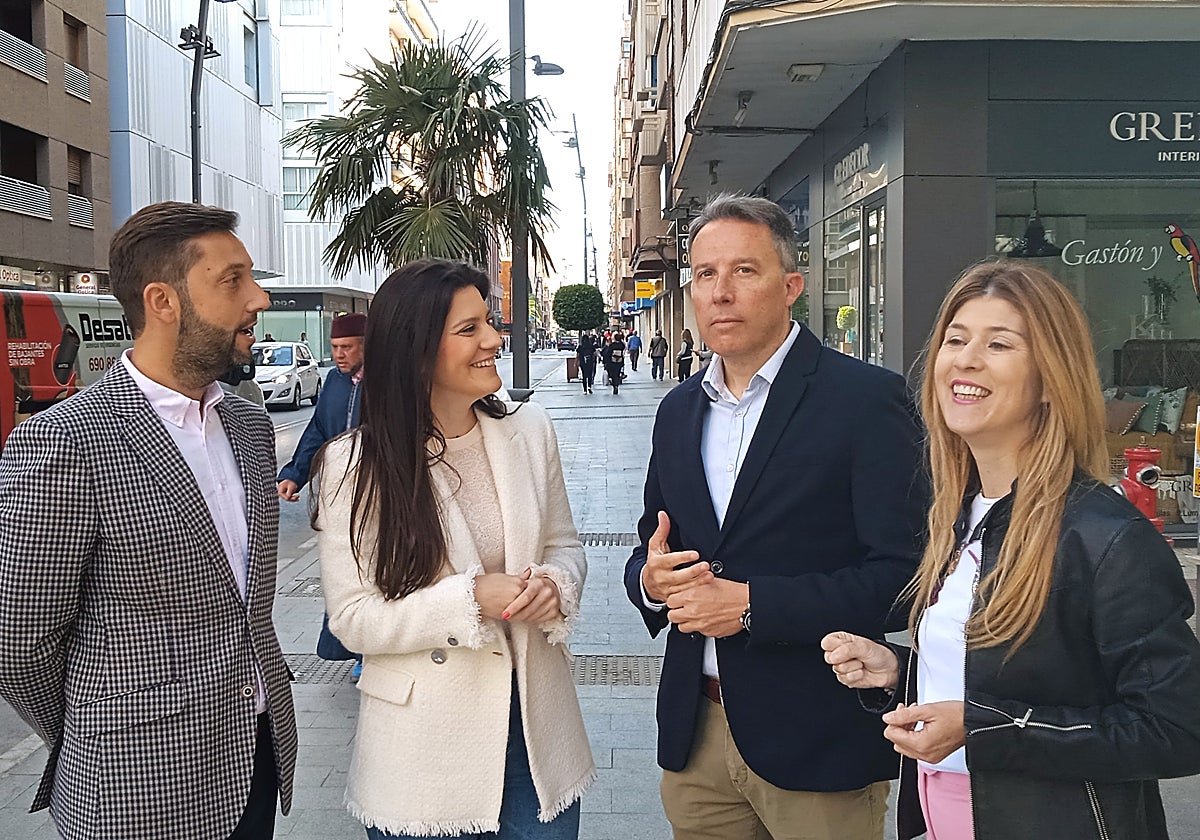 Gil junto a miembros de su candidatura.