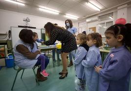 Alumnos del colegio Juan XXIII de Murcia reciben la vacuna de la gripe el pasado invierno, en una prueba piloto para evaluar la posible inclusión de esta vacuna en el programa de vacunación escolar.