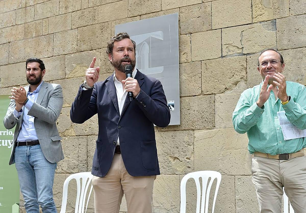 José Ángel Antelo, Iván Espinosa de los Monteros y Luis Gestoso, este sábado, en el acto de Vox en Murcia.