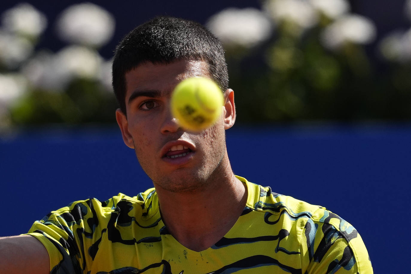 Alcaraz barre a Tsitsipas y revalida el Conde de Godó