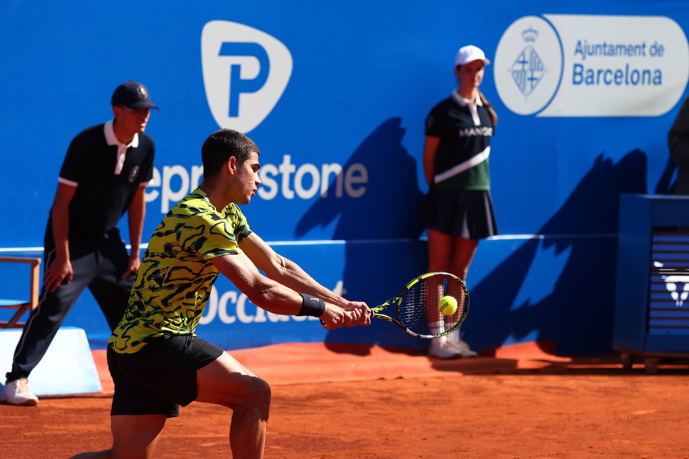 Alcaraz barre a Tsitsipas y revalida el Conde de Godó