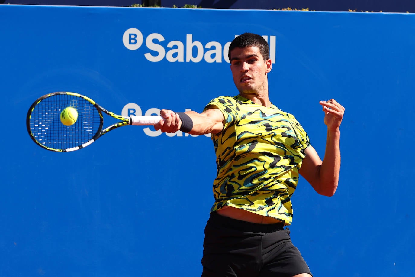 Alcaraz barre a Tsitsipas y revalida el Conde de Godó