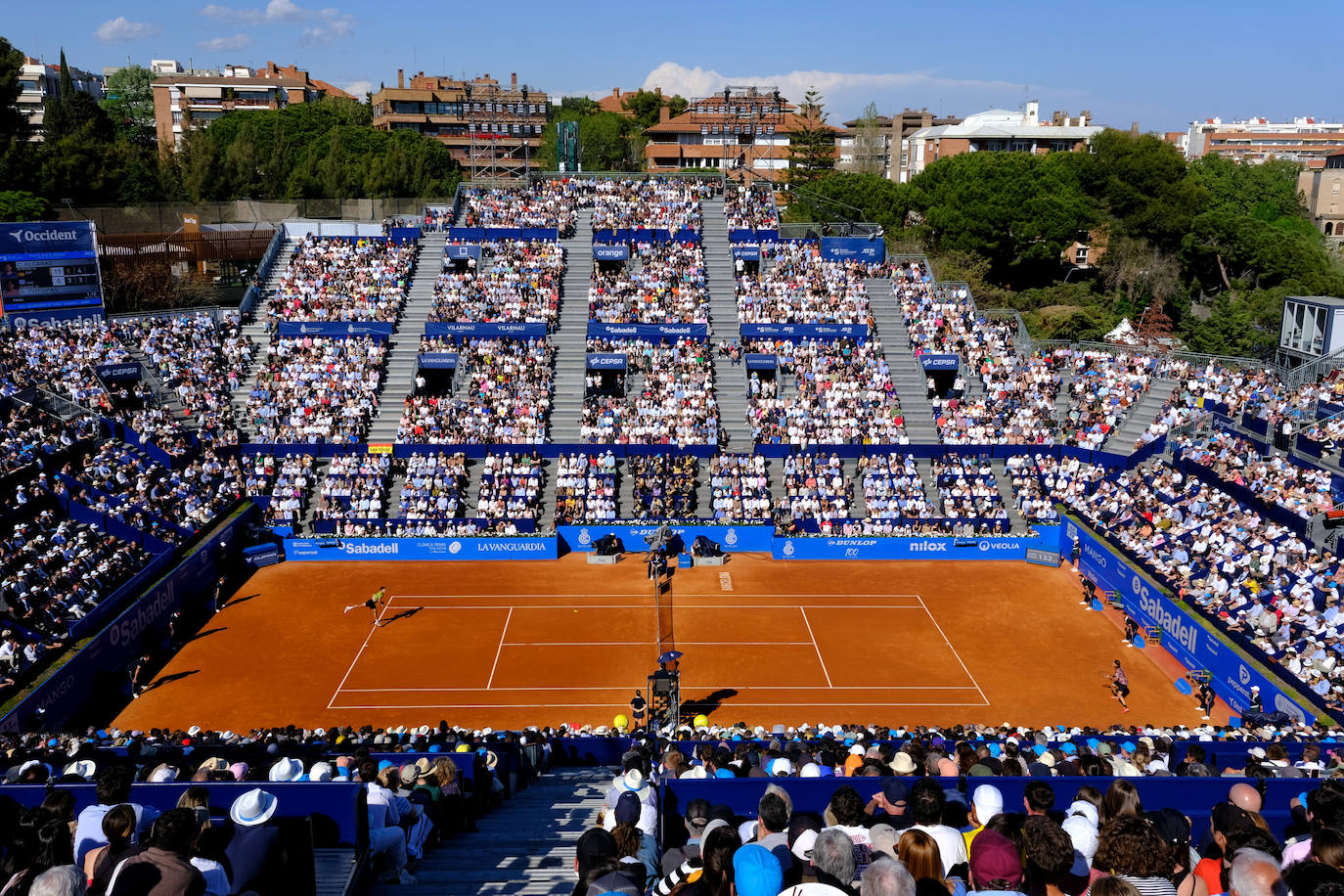 Alcaraz barre a Tsitsipas y revalida el Conde de Godó