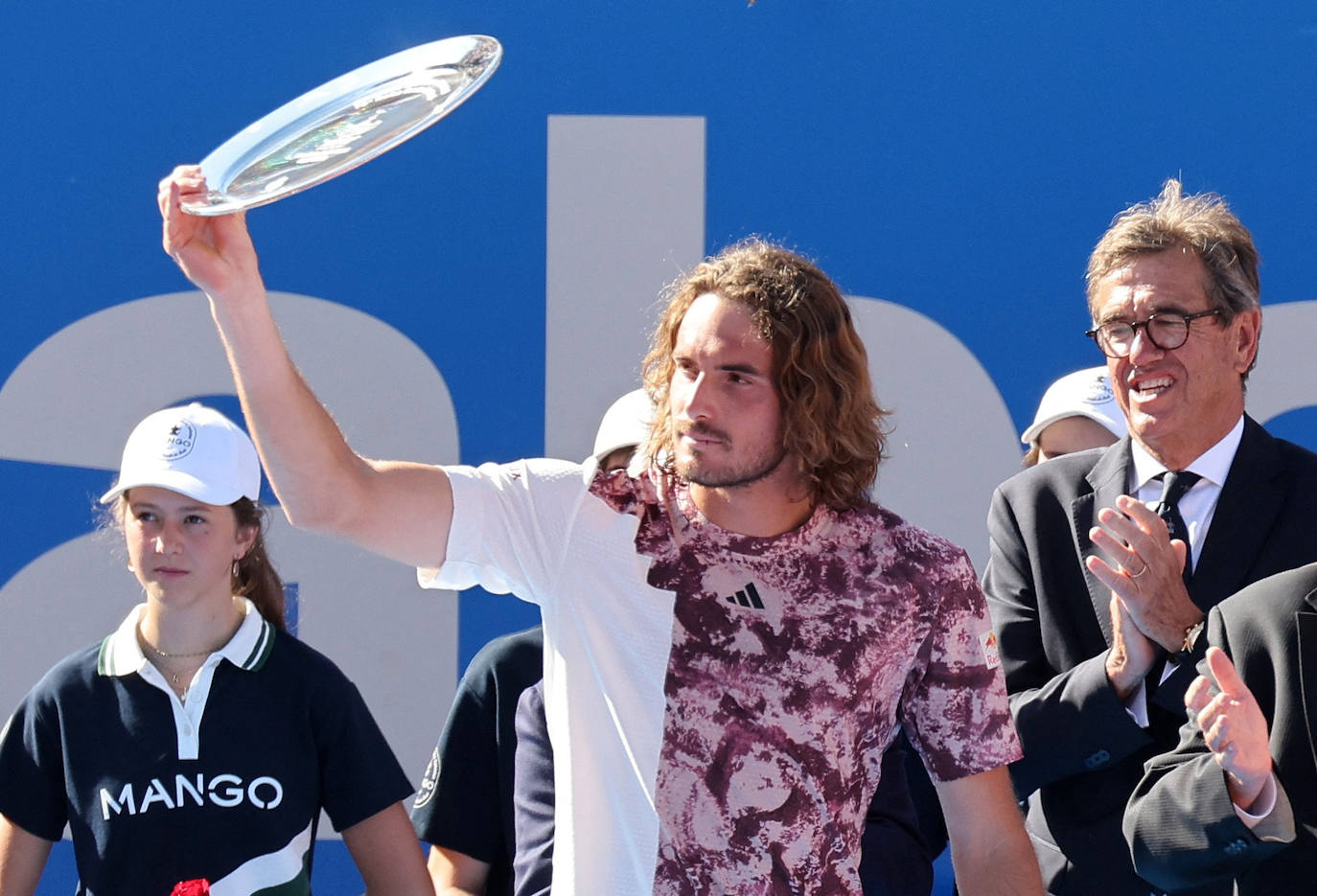 Alcaraz barre a Tsitsipas y revalida el Conde de Godó