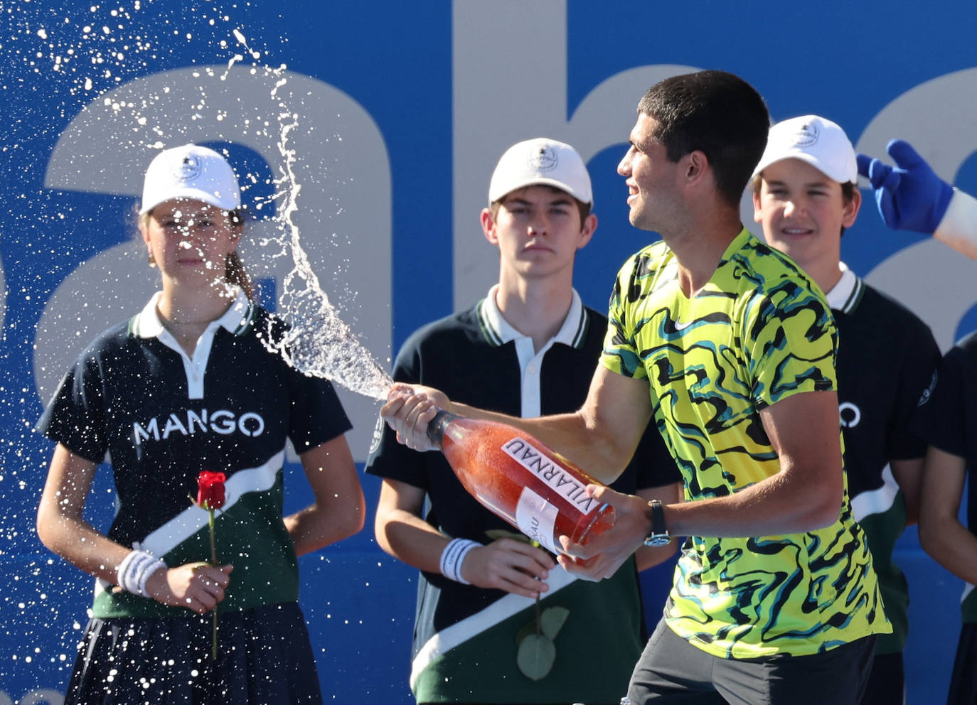 Alcaraz barre a Tsitsipas y revalida el Conde de Godó