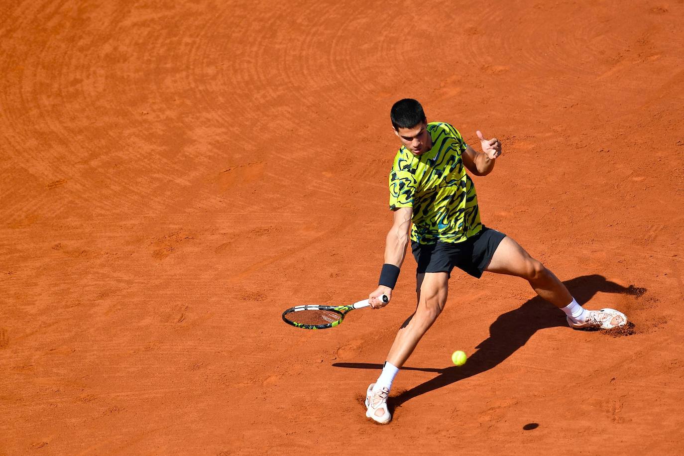 Alcaraz barre a Tsitsipas y revalida el Conde de Godó