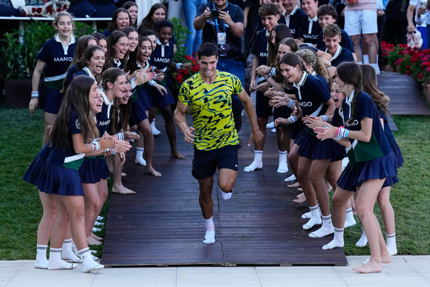 Alcaraz barre a Tsitsipas y revalida el Conde de Godó