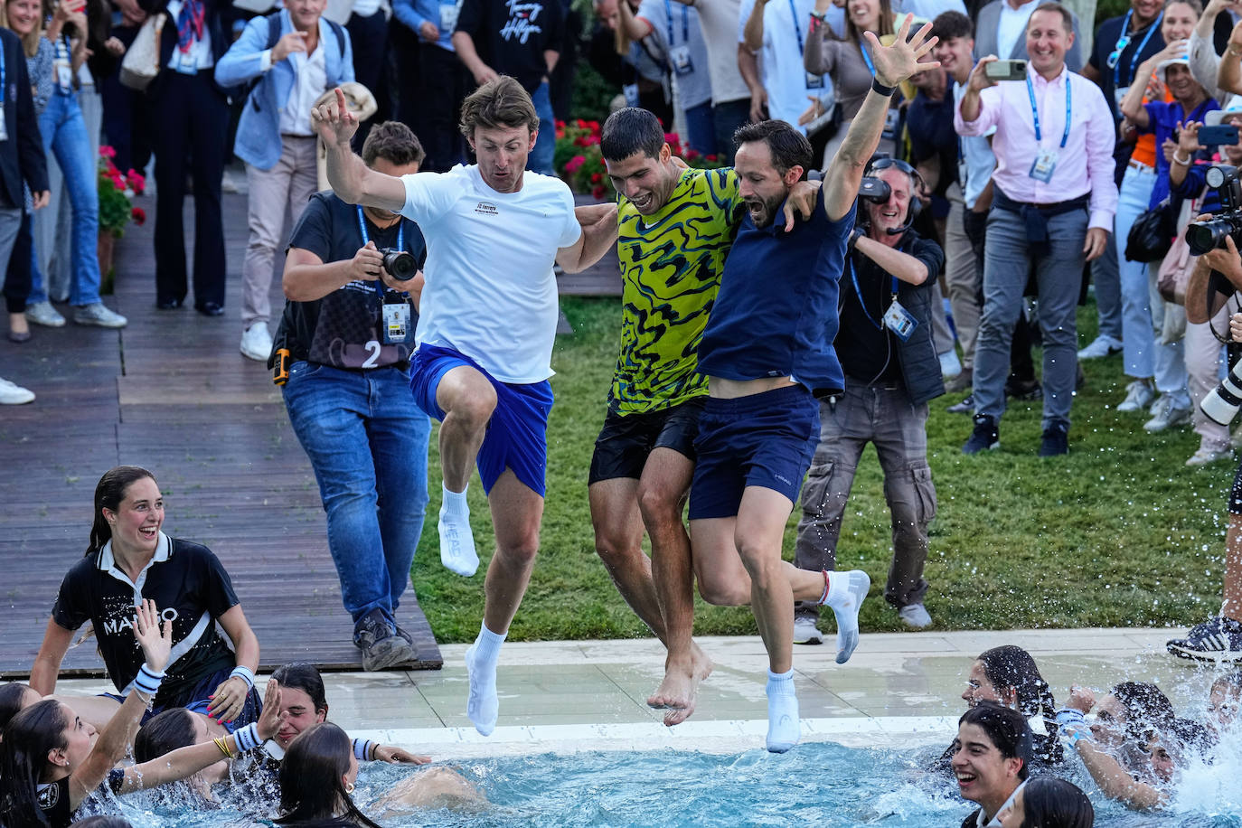 Alcaraz barre a Tsitsipas y revalida el Conde de Godó