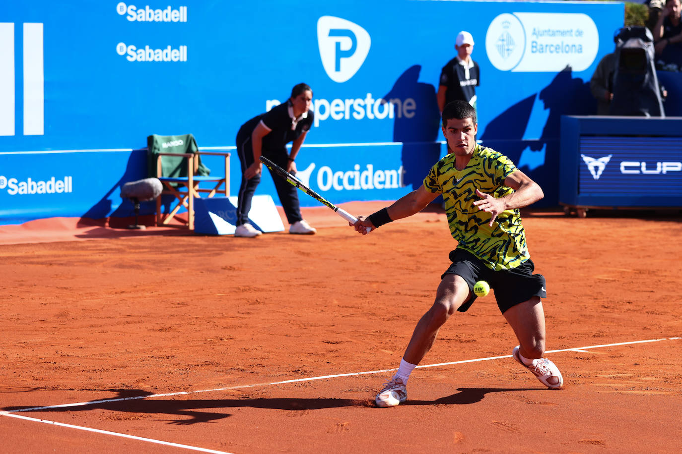 Alcaraz barre a Tsitsipas y revalida el Conde de Godó