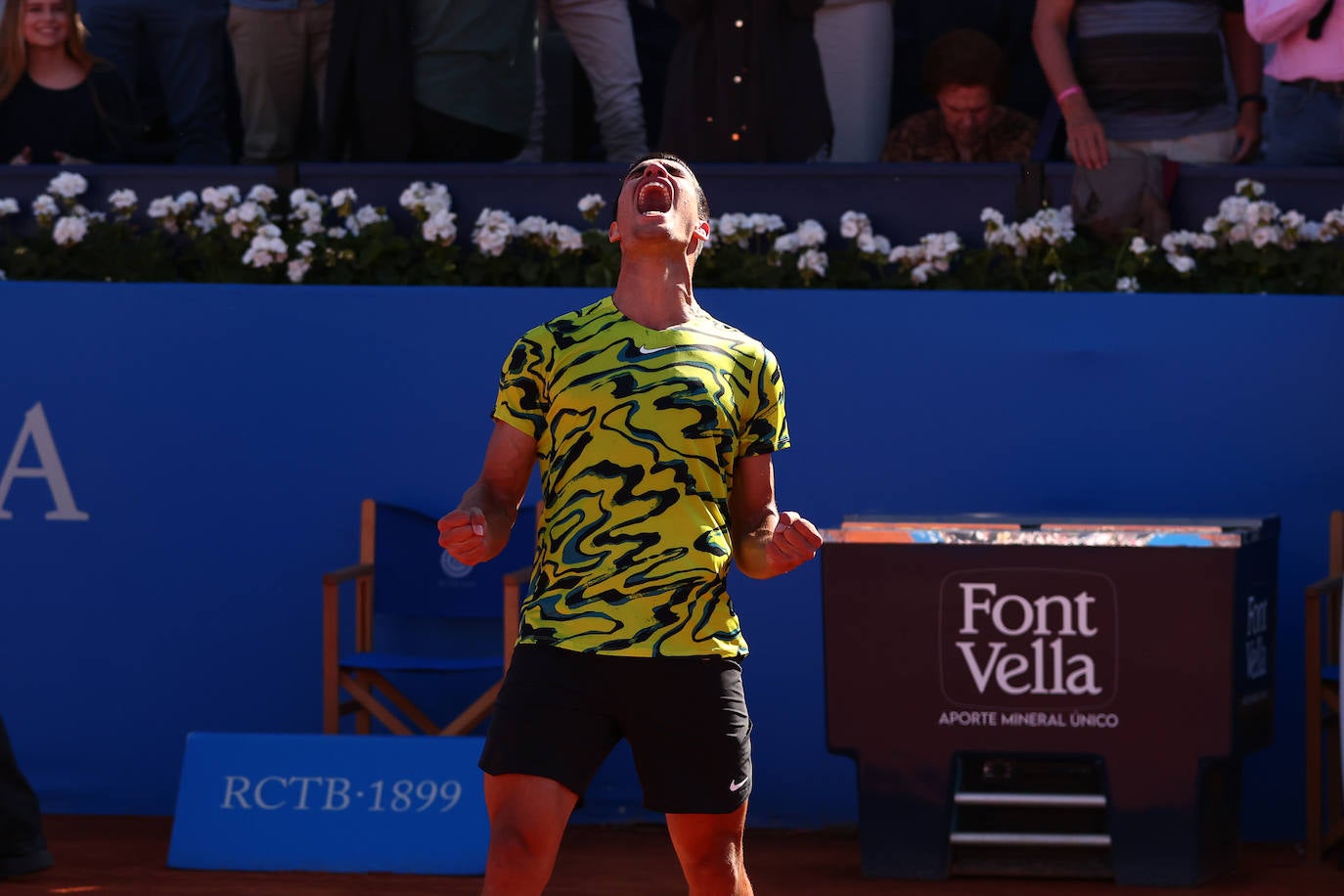 Alcaraz barre a Tsitsipas y revalida el Conde de Godó