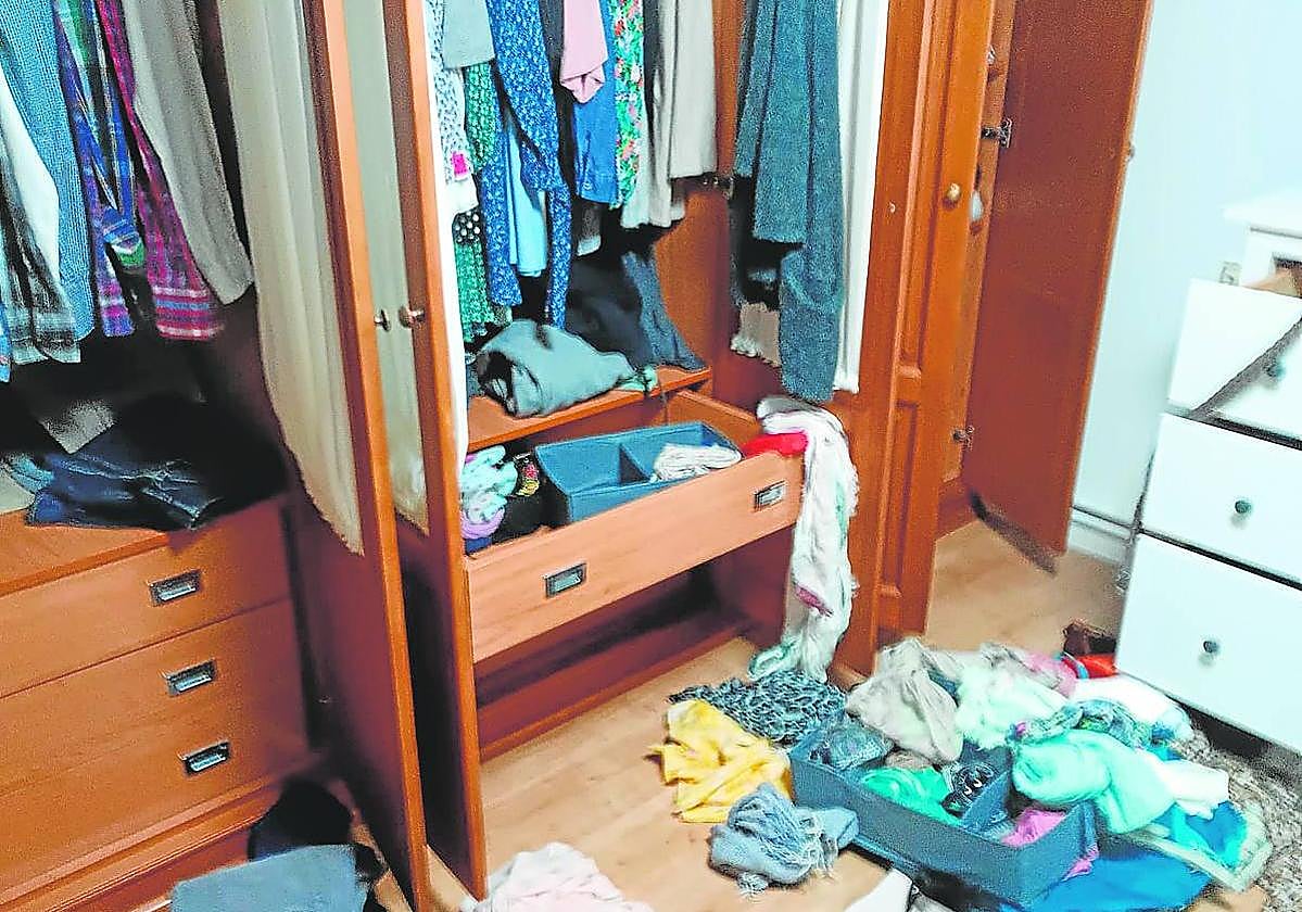 El escenario que suelen dejar los asaltantes a su paso en las casas es el de habitaciones totalmente revueltas.