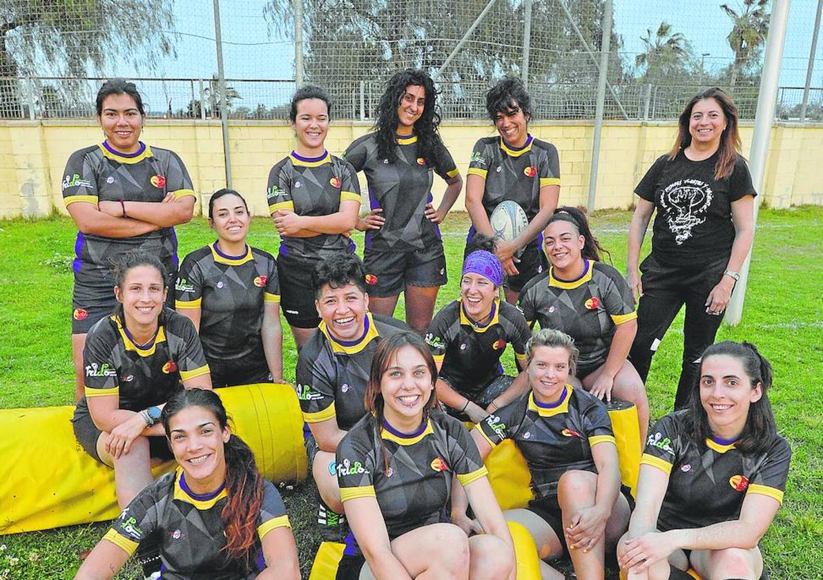 Las integrantes del club de rugby posan en una fotografía de equipo.