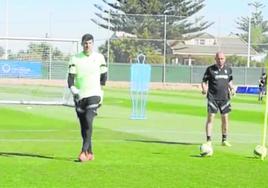 Carlos Molina, ayer, entrena con el Sporting en Pinatar Arena.