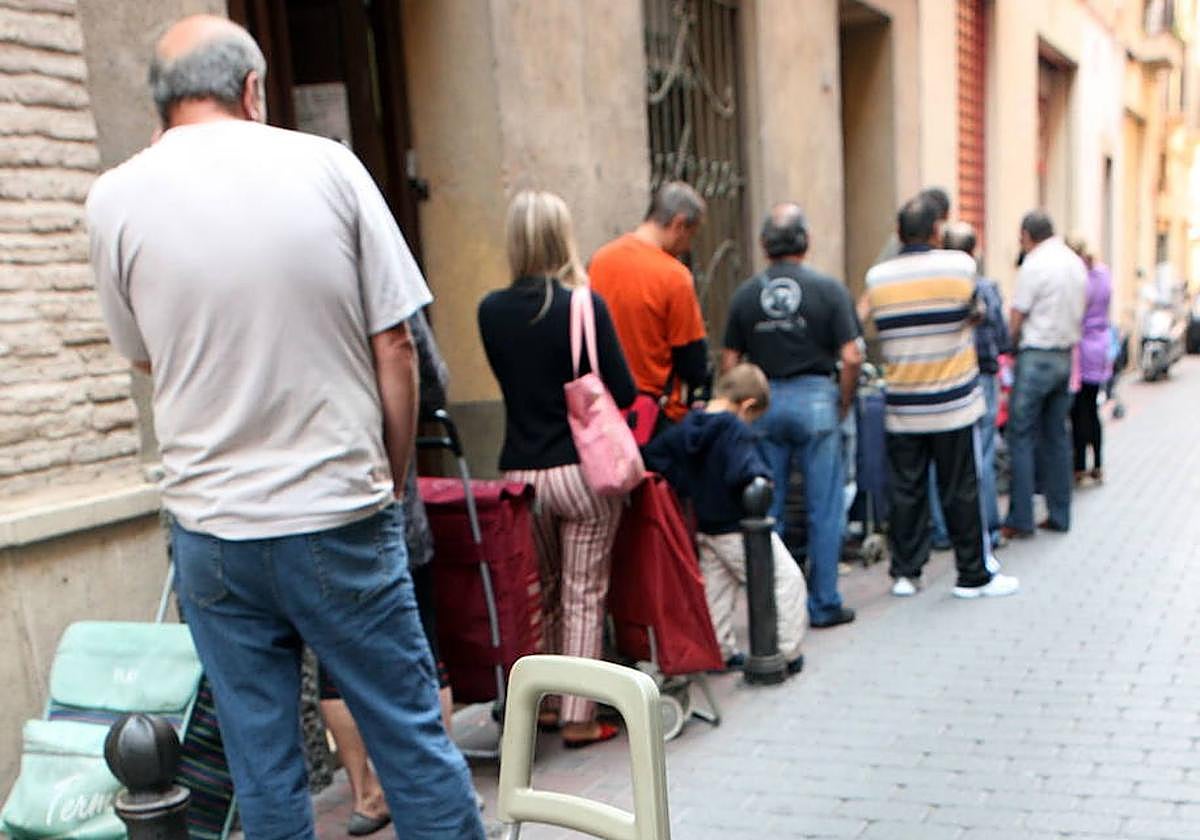 Colas a las puertas de Cáritas en Murcia para recoger alimentos.