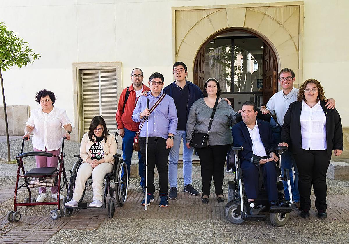 Miembros del Comité de Representantes de Plena Inclusión, encabezados por Ana Isabel Martínez (1d), ayer, en San Esteban.