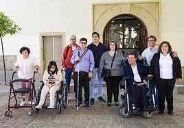 Miembros del Comité de Representantes de Plena Inclusión, encabezados por Ana Isabel Martínez (1d), ayer, en San Esteban.